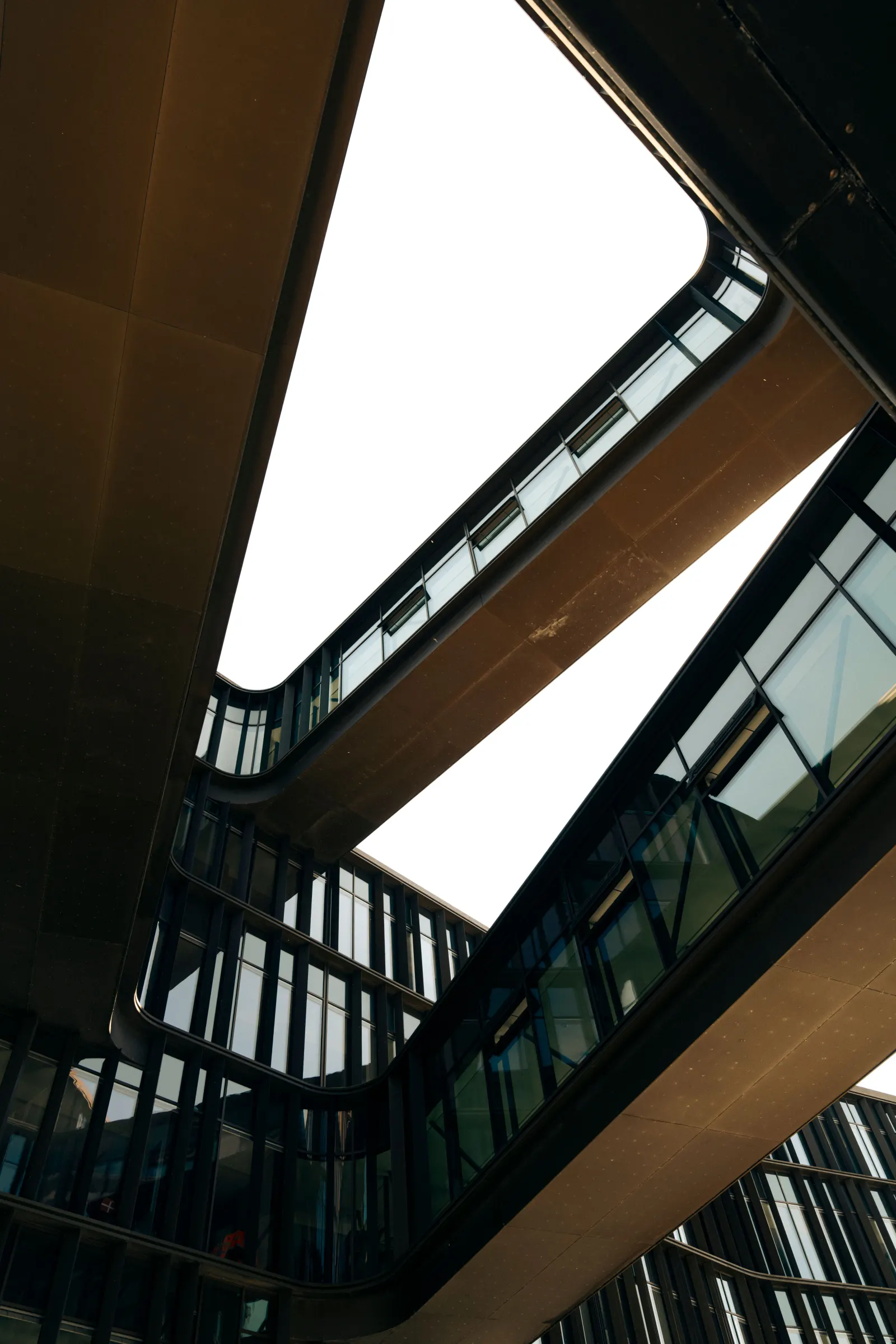 Atrium biurowca ze stali i szkła – programy transformacji biznesowej