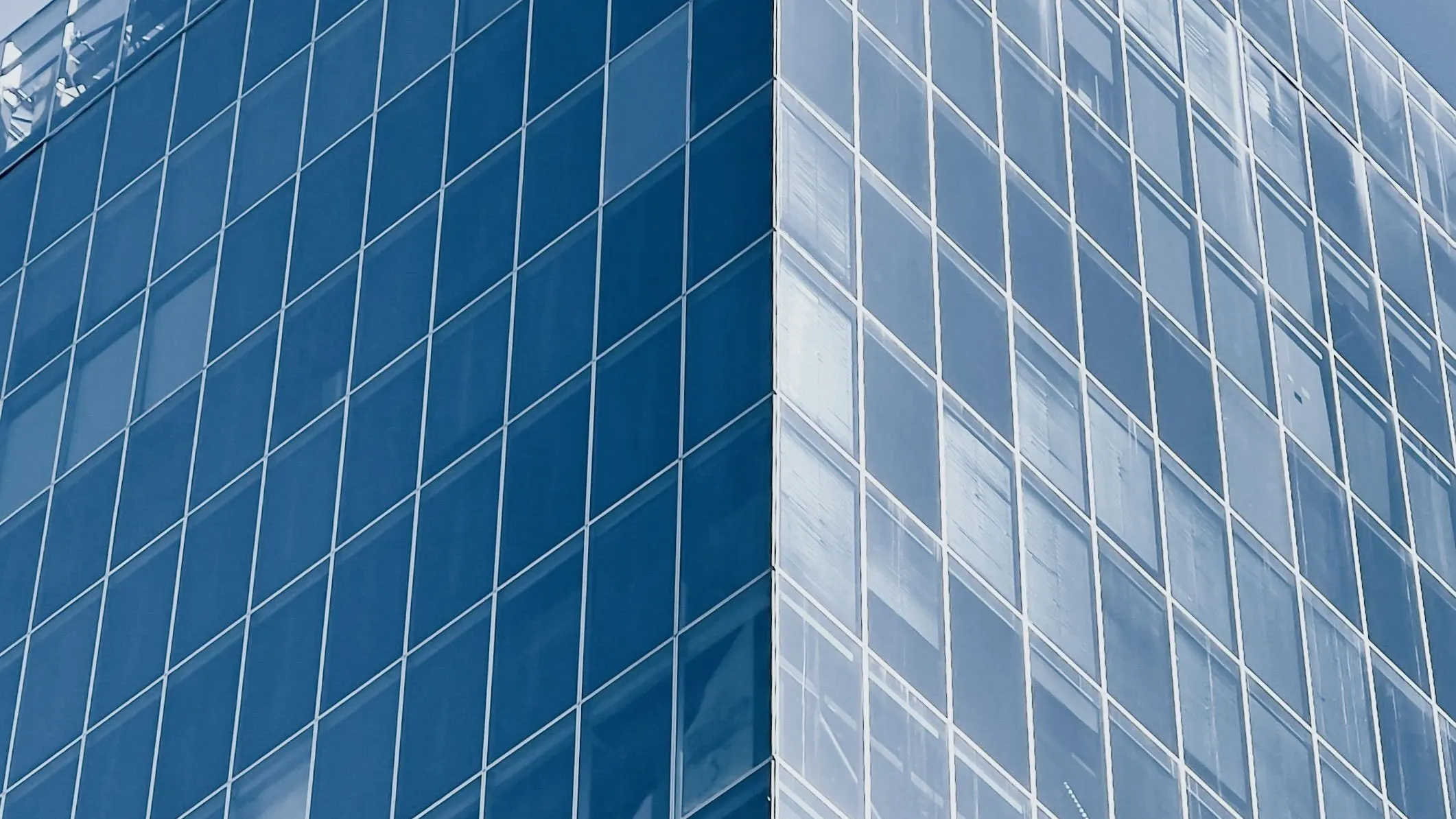 Geometryczna fasada szklanego wieżowca – masterclass zarządzania
