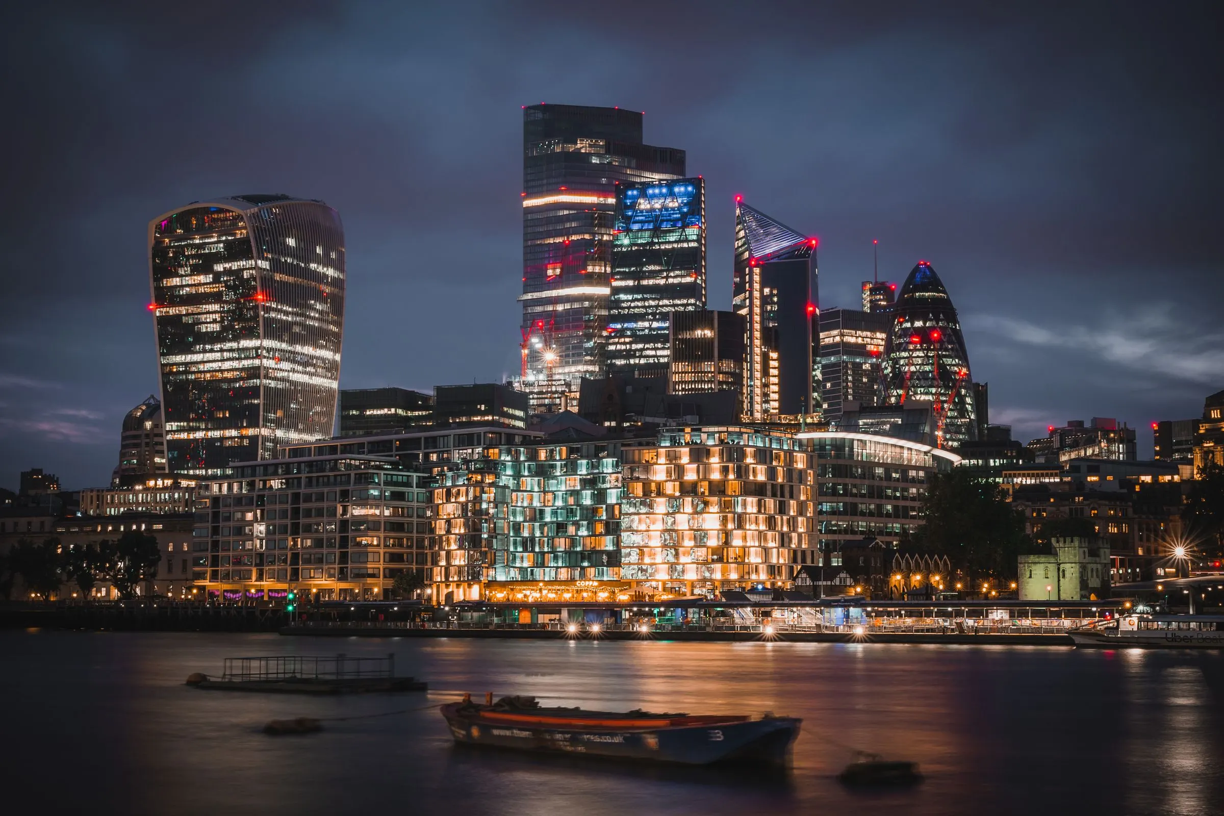 City of London nocą – architektura decyzji biznesowych