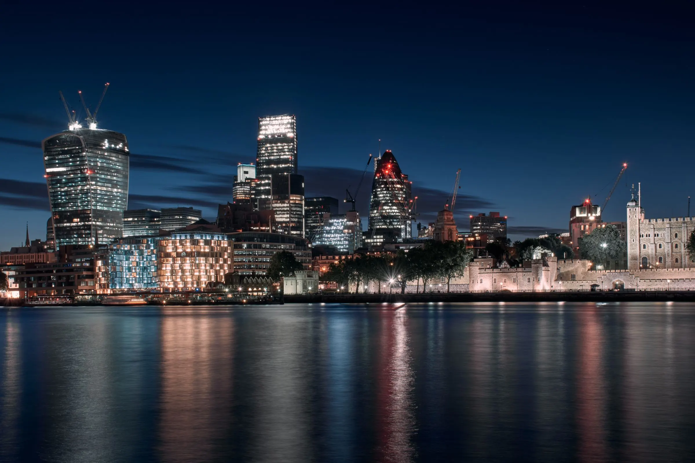 City of London nocą nad Tamizą – mentoring biznesowy online i stacjonarnie