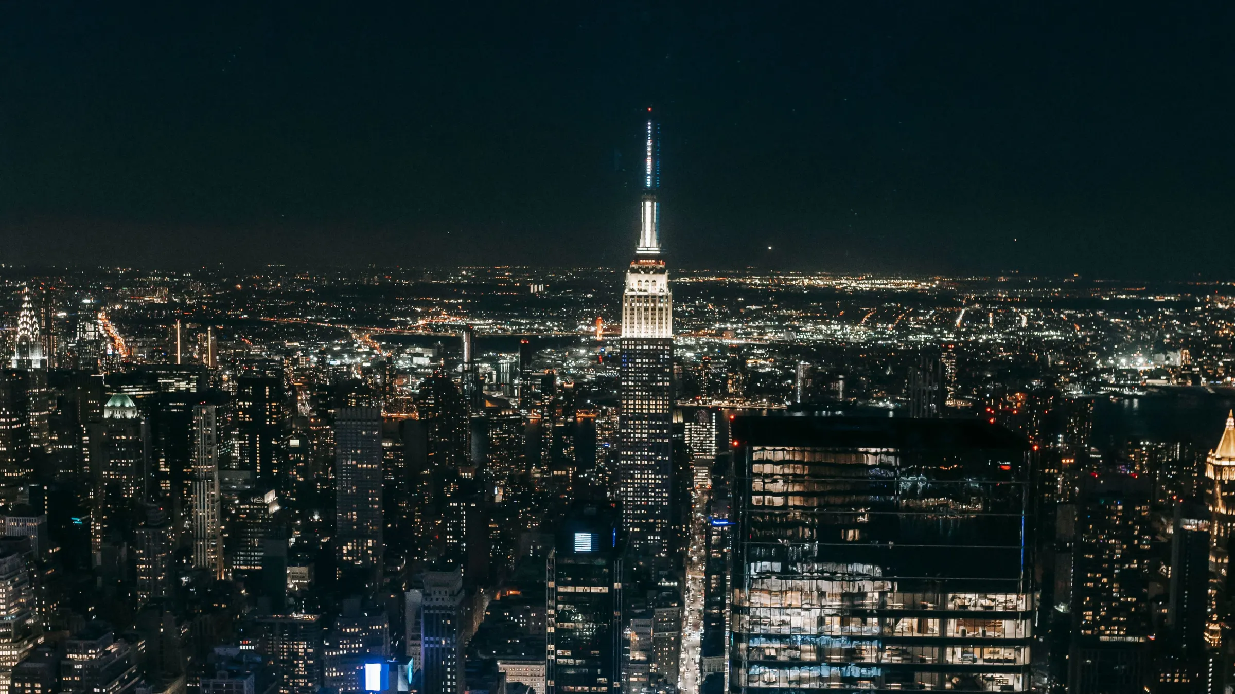 Manhattan nocą z góry – audyt operacyjny firmy i sparing strategiczny