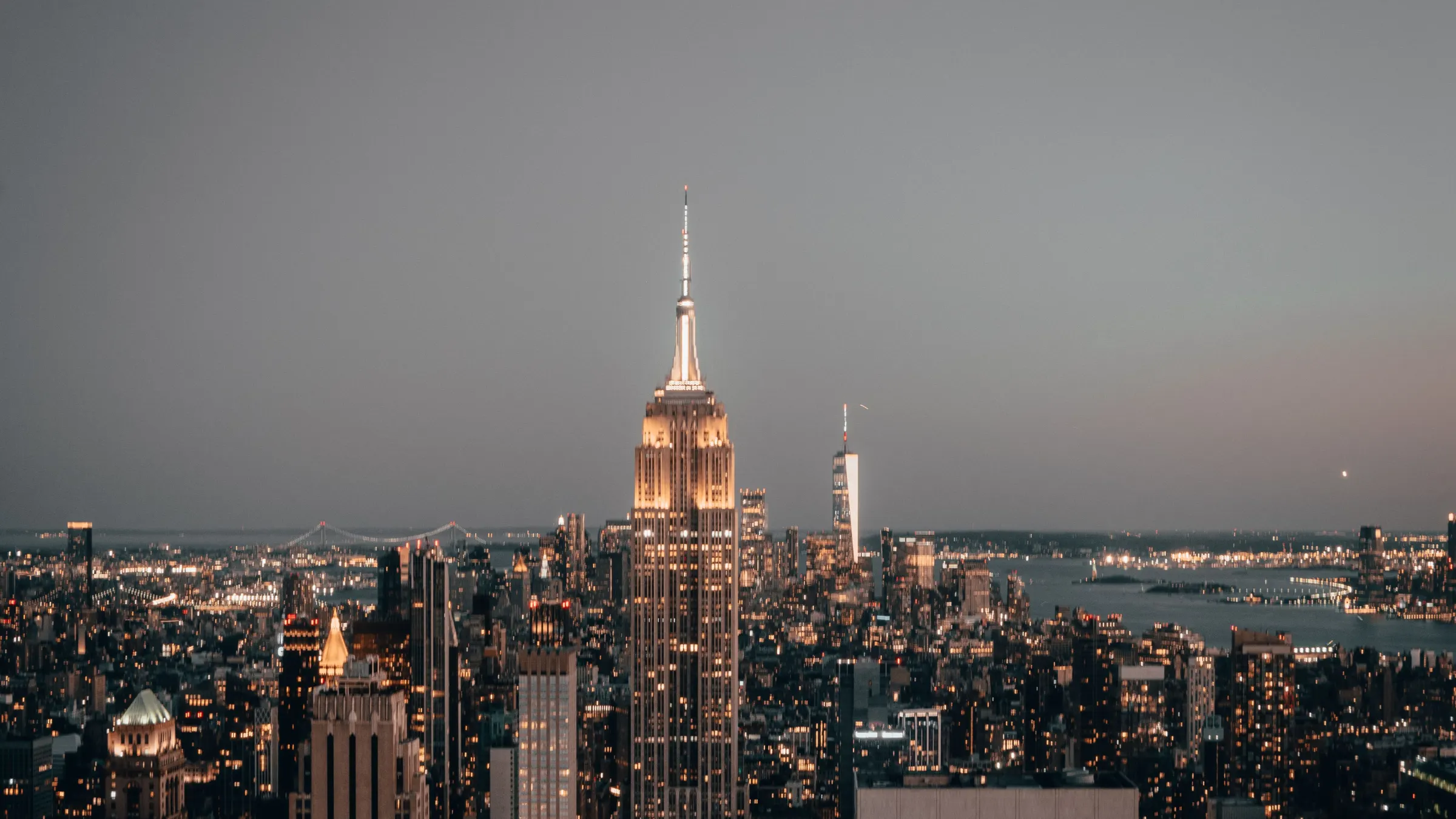 Manhattan o zmierzchu z Empire State Building – architekt sukcesu biznesowego