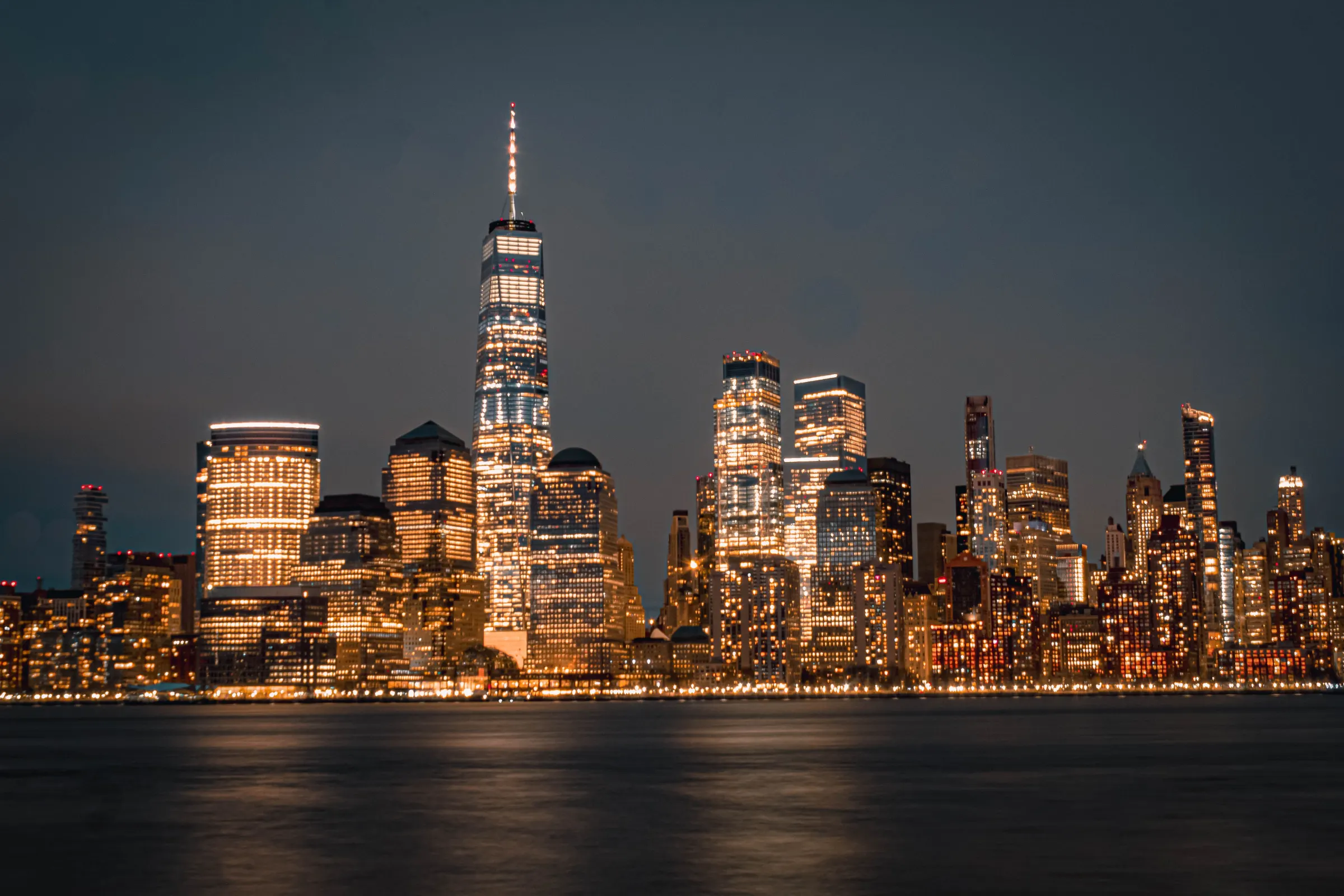 Panorama Manhattanu nocą znad rzeki – Kamil Jakubiec kontakt i kwalifikacja