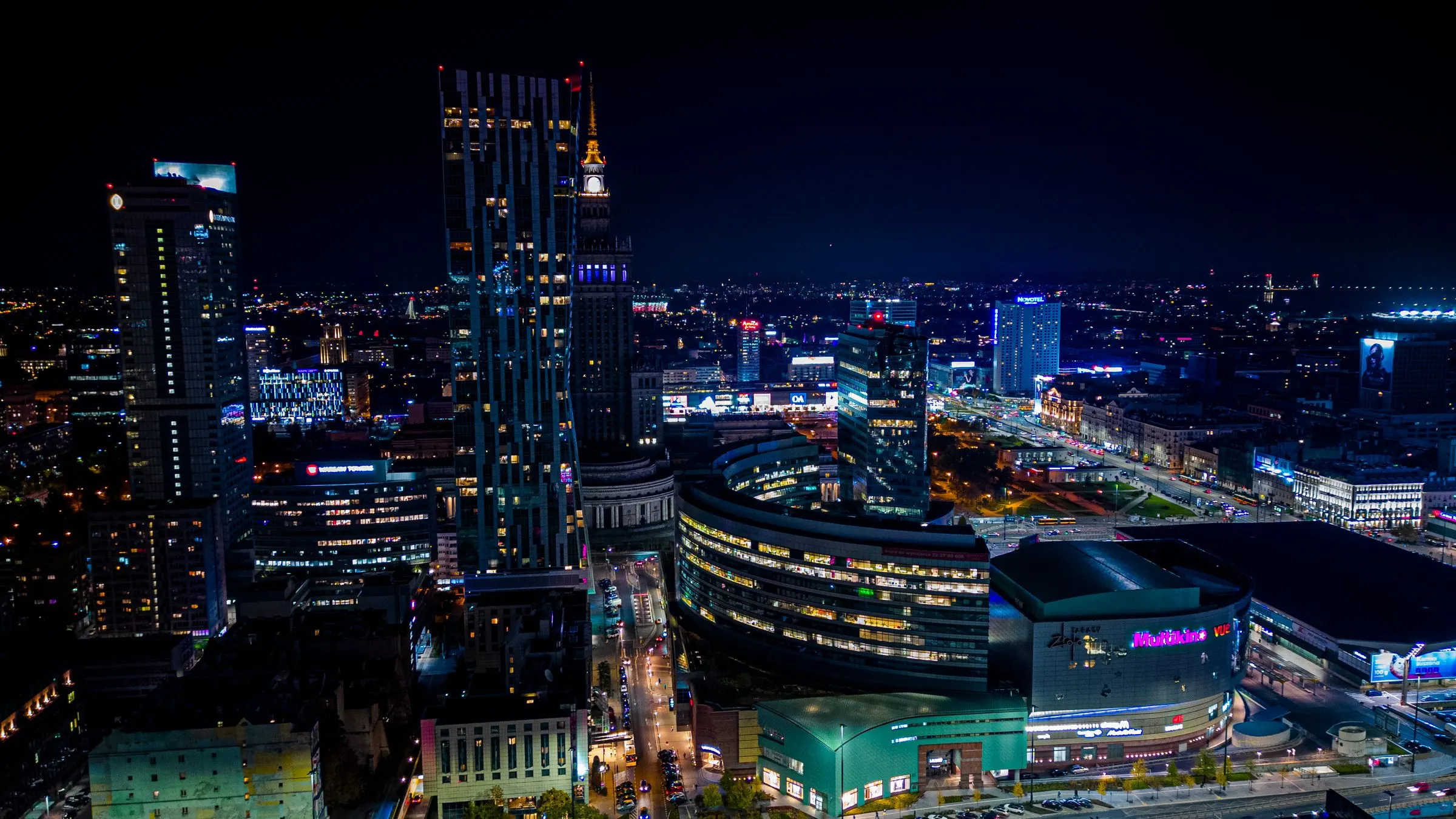 Warszawa nocą z lotu ptaka – doradca biznesowy C-level, mentor biznesowy Warszawa