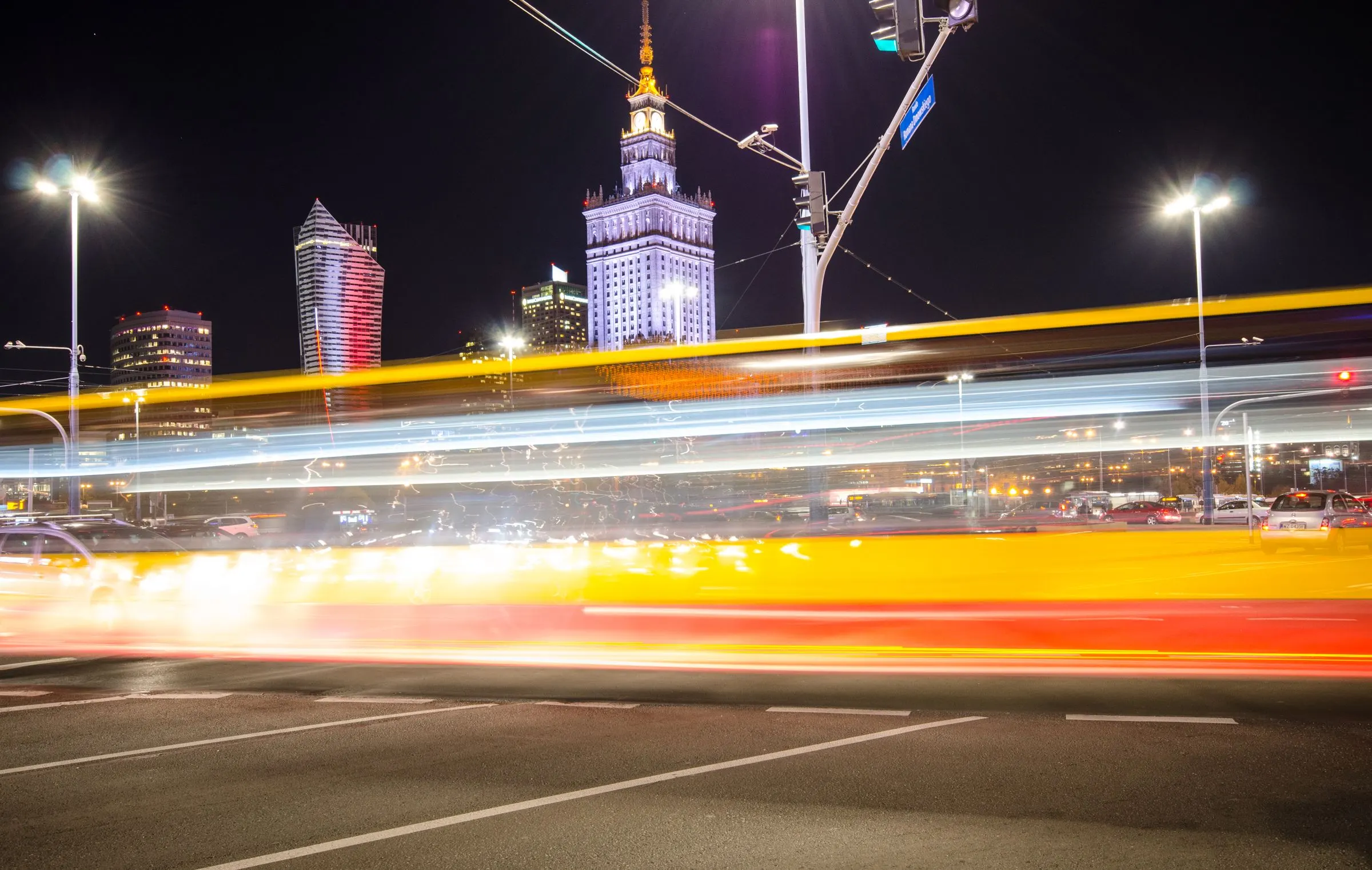 Smugi świateł w centrum Warszawy nocą – dyskretny mentor dla właścicieli firm