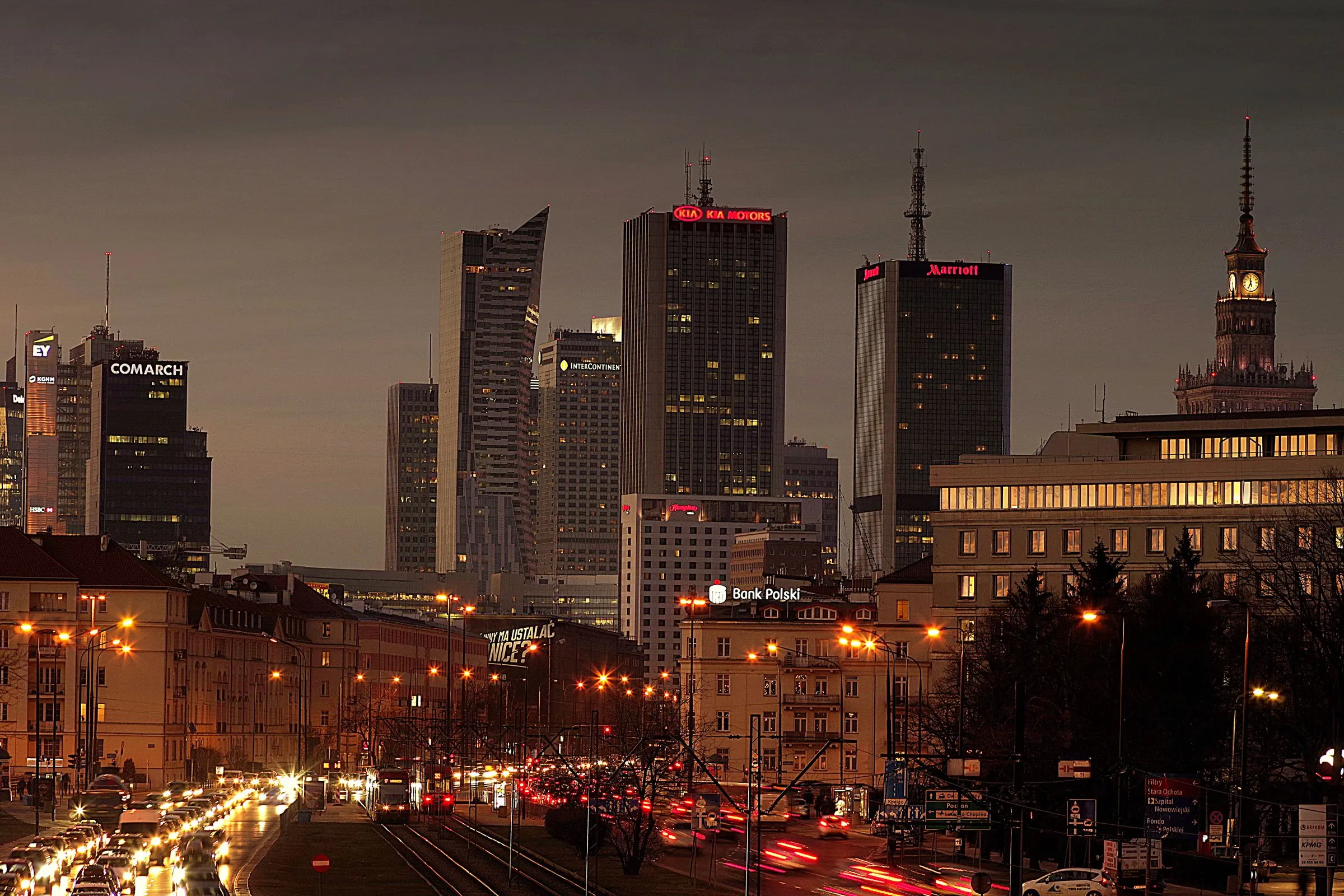 Warszawa o zmierzchu – wieżowce centrum, doradztwo strategiczne Warszawa