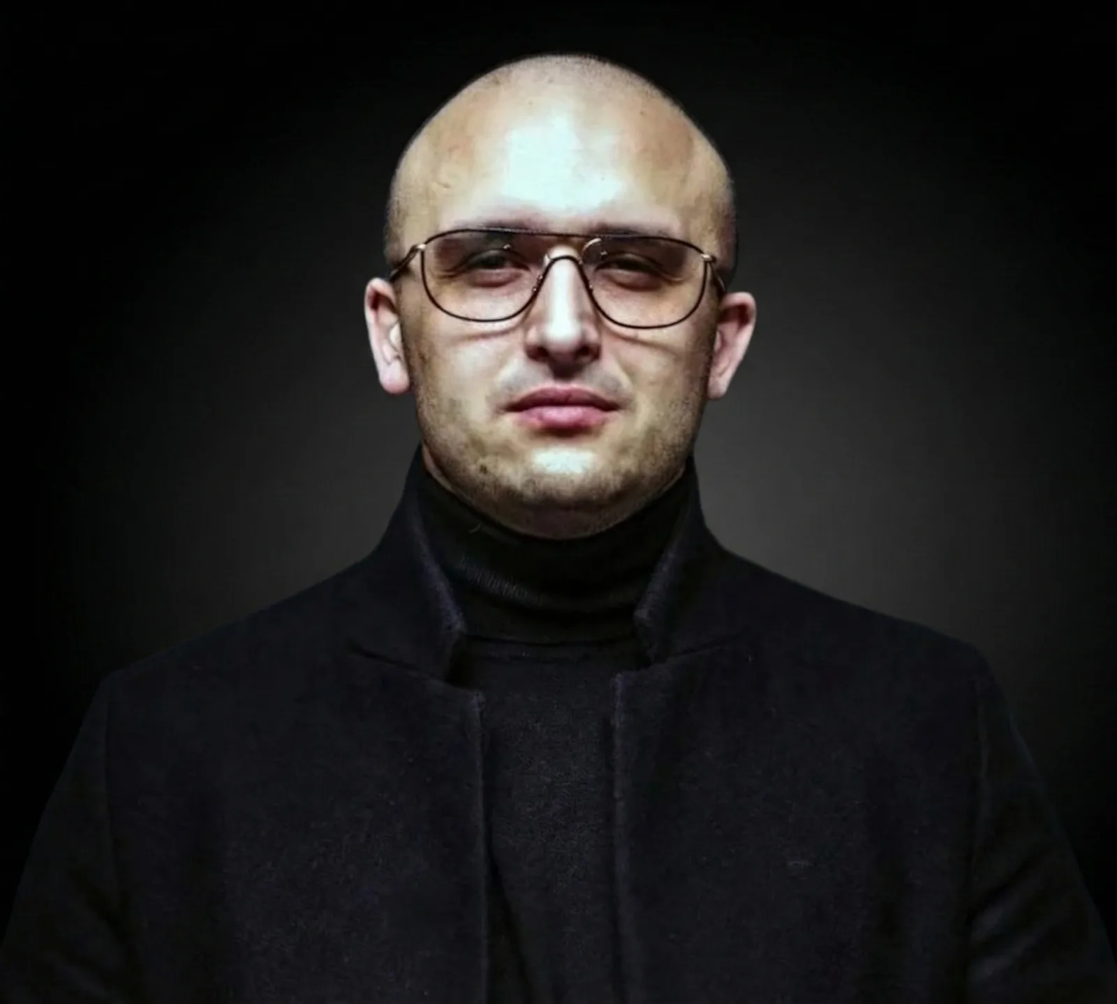 Kamil Jakubiec – dyskretny mentor dla właścicieli firm, portret na ciemnym tle